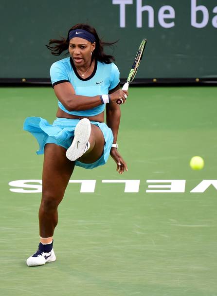 Serena Williams sembra colpire la pallina col piede... (Afp)